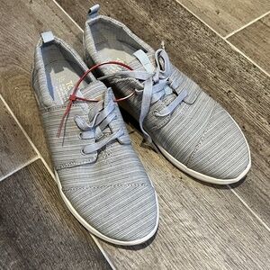TOMS shoes laced womens tennis shoes sz 7